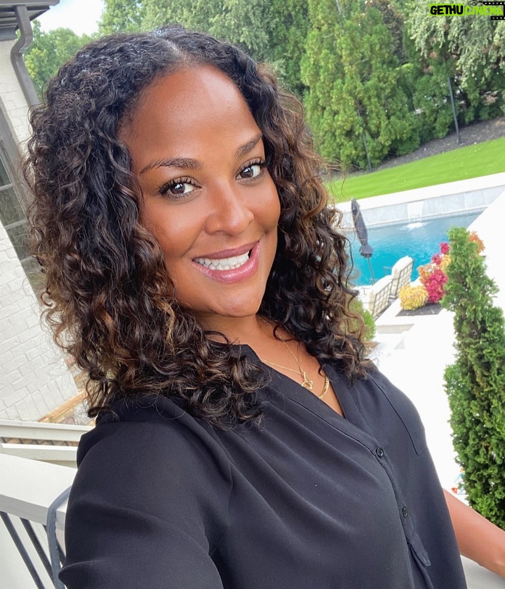 Laila Ali Instagram - ✨🦋Happy Sunday! Sending you vibes for a positive, purposeful and productive week! 🦋LailaAli.com #LailaAliSkincare #LailaAliLifestyle