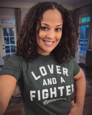 Laila Ali Instagram - Happy Friday!… Sat & Sun are my days off from getting up at 6:15 am to cook breakfast for my kids before school, pack a hot lunch for my daughter, working out and business meetings! Oh and we usually pick up take out on Friday’s and Saturdays.  So that’s why it’s Happy Friday for me..I’m off that! 🤗
(For those asking…T-shirt by @contendersclothing