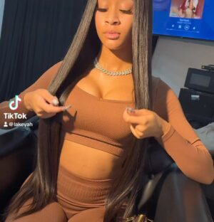 Lakeyah Instagram - Tis the season for bussdown middle parts💋 @rawhouse_extensions
