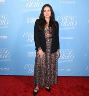 Lana Parrilla Instagram - Last night I was invited to see a screening of a movie full of hope and heart called UNSUNG HERO produced by my friend @erwinbroandy at @kingdomstorycompany & partners @lionsgate 

This film took me on an emotional journey with this beautiful Australian family known as the Smallbone’s who come to America to rebuild their lives after losing everything they had back home. You will immediately fall in love with all of them and walk away with a new sense of hope, faith and inspired to never give up on your dreams. 

Written and directed by two very talented men @joelsmallbone from @forkingandcountry and @richielramsey 
Joel also stars in the film along side @daisybetts who portrays Helen Smallbone who gives an absolutely captivating performance. 

The film will be released wide on April 26th. Don’t miss it! 
@unsungheromovie 

#movie #film #faith #love #prayer #miracles #trust #spiritual #family #nevergiveup #wearestrongertogether 🙏🏽❤️