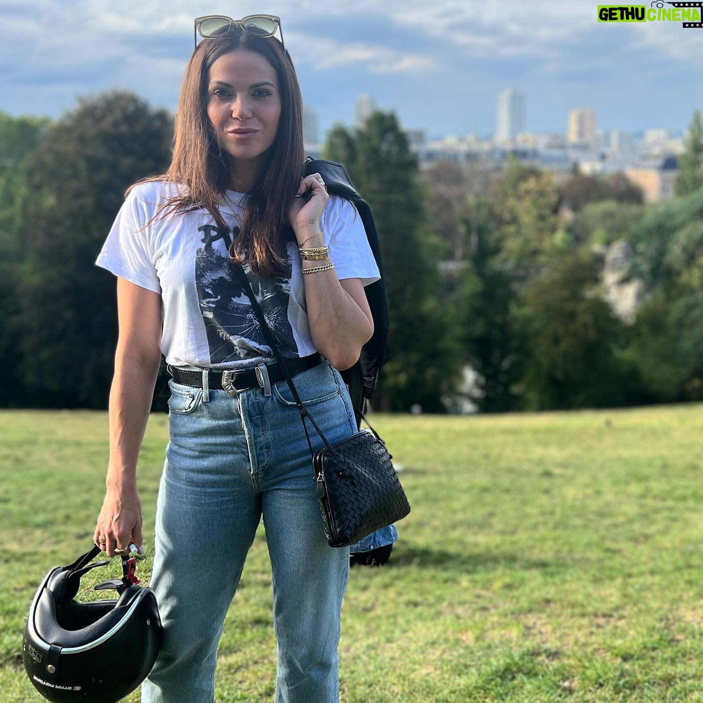 Lana Parrilla Instagram - Adventures en moto à Paris 🏍🇫🇷🥖 #motocycle #adventure #paris #france #freedom #letsfly #sightseeing #parks #funfair #oldfriends #whydontilivehere #potd