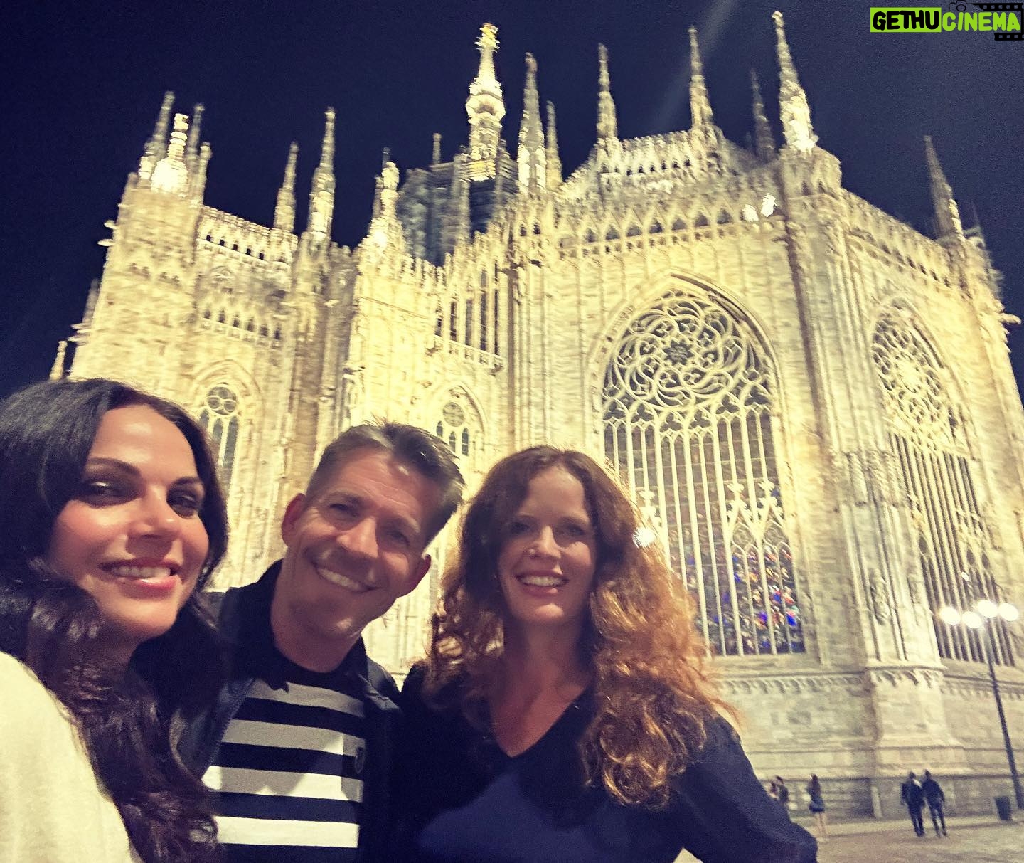 Lana Parrilla Instagram - Grazie ITALIA per averci! We had such a wonderful time at @kinetic_vibe with the fans! Such a lovely event! A big thank you to the organizers and fans for your commitment, smiles and an overall perfect day together! We will miss you! ๐ฎ๐นโค๏ธ๐๐ฝ Grandi abbracci e baci! Addio per ora! #milano #italy #convention #fandom #love #support #goodtimes #buildingmemories #regals #potd