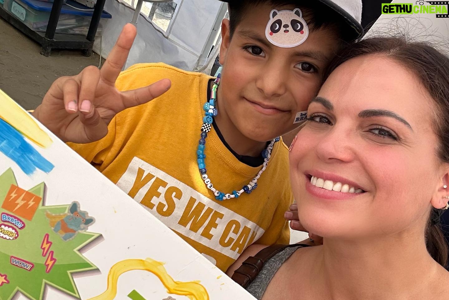 Lana Parrilla Instagram - Today I volunteered with @thisisabouthumanity and was able to prepare meals in their relief kitchen opened in partnership with @icfdn and @fundaciontijuanasinhambre - they are providing 3,100 meals each day to children and families to 19 shelters at the US - Mexico border, and are on track to 1 million meals a year - because everyone deserves a hot meal. Migrant children continue to arrive at the border at a rapid pace. Today I met students at @YesWeCanWF the first bilingual school program at the US-MX border providing migrant children full time education and safe spaces throughout their migrant journey. At Yes We Can migrant children are cared for regardless of their legal status. This back to school season please keep in mind children at the border and their right to education. Please follow their account for ways to donate and for ways to help. Seeking asylum at our border is legal and we need to welcome asylum seekers with dignity. No exceptions. Please follow @immdef_lawcenter to support those seeking protection. A special thank you to @casadeleo.mx for lunch. #ThisisAboutHumanity #welcomewithdignity