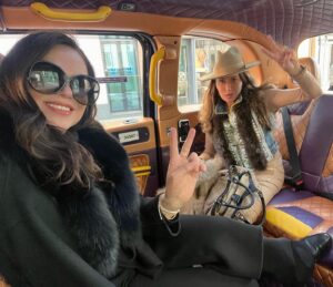 Lana Parrilla Instagram - Groovy bubble 🫧 Best black cabbie interior to date! #London #blackcab #discovibes #holiday #goodtimes #makingmemories #friends #sisters #family #adventure