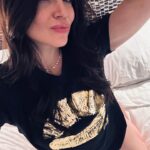 Lana Parrilla Instagram - Diggin’ kissin’? CLICK ON LINK IN BIO if so! @keepitregal_bylp ✨💋✨ Kissin by the streetlight Don’t want to say goodnight Swooning practically spooning Boom! Moon was never so ripe Moment never so right Apple juice kissin Baby we’re blissin - Dee Lite #fashion #merch #lips #mwah #holidayglam #lanaparrilla #teeshirt #letshavefunwithit #REGAL #regals #potd