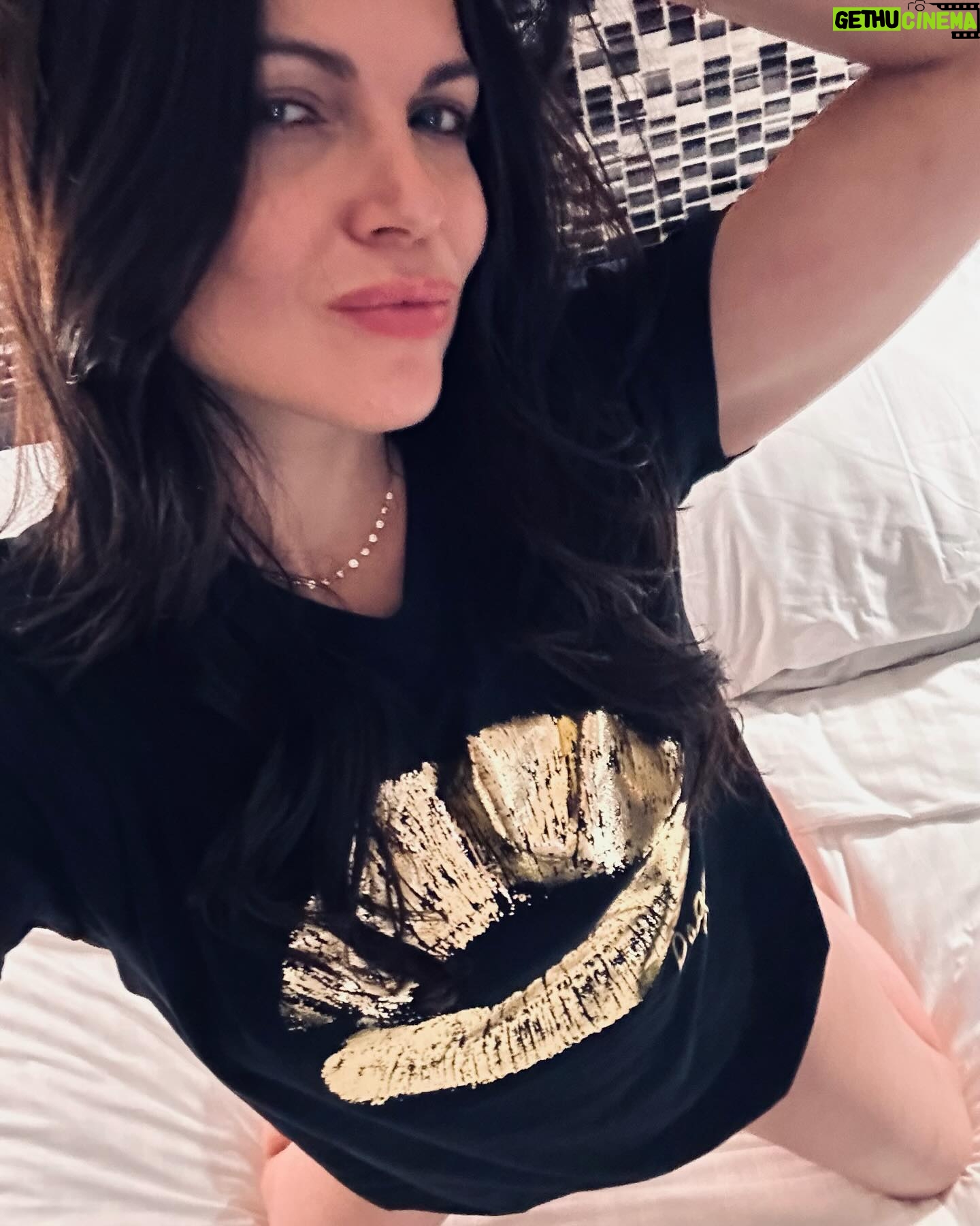 Lana Parrilla Instagram - Diggin’ kissin’? CLICK ON LINK IN BIO if so! @keepitregal_bylp ✨💋✨ Kissin by the streetlight Don’t want to say goodnight Swooning practically spooning Boom! Moon was never so ripe Moment never so right Apple juice kissin Baby we’re blissin - Dee Lite #fashion #merch #lips #mwah #holidayglam #lanaparrilla #teeshirt #letshavefunwithit #REGAL #regals #potd