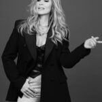 Lara Fabian Instagram - Ceux qui me connaissent savent à quel point j’aime pour toujours les artistes que je photographie. J’ai pleins de belles histoires d’amour et Lara @larafabianofficial s’en est toute une!! Pleins de beaux projets à venir! Vous pouvez la trouver sur le cover du @7joursmagazine en kiosques maintenant! Styliste @patrickvimbor Make-up @marcomarsolaisbeaute Hair @dennisvoltan Retouches @retoucheclandestine