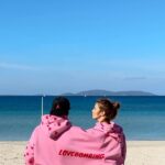 Larissa Gacemer Instagram - Güzel insanlar biz bir çılgınlık yaptık ve tam anlamıyla birlikte yaşamak nasıl olurdu onu denemek istedik😁 Siz de Holly Lolly’nin Sevgililer Gününe özel bu muhteşem sweatshirt’ünü sevdiğiniz ile paylaşınnn 💕 @hollylolly.tr #işbirliği