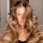 Larissa Gacemer Instagram - Saçımı nasıl dalgalı yapıyorum basit bir şekilde göstermek istedim ☺️ gördüğünüz gibi bir kural yok 🙈 Renk ile ilgili koyu sevdim ama ışıltı olsun dedim ve @nurgdogan @amphora_kuafor tam istediğimi yaptı 🌸Ben kendim için ombre sevmiyorum diye keşfettim 😅 artık hep röfleli olucam 😂 #hairtutorial #haircolor #reklam #longhair