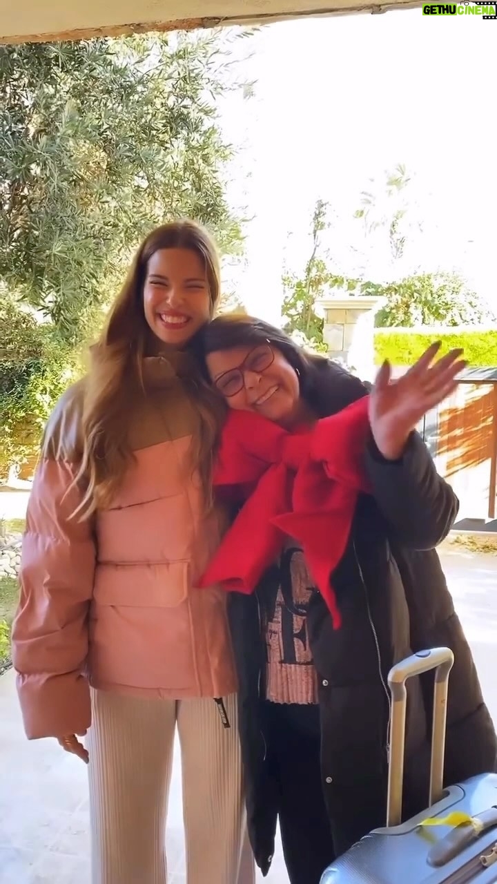 Larissa Gacemer Instagram - Çok özlem içeren bir #tbt yapayım ❤️ (evliliğimizin 10. yılında hediye olarak annemi getirmiştim Brezilya dan) 😂😂