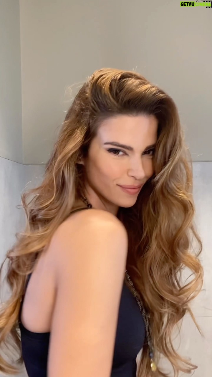 Larissa Gacemer Instagram - Nasıl ayni kişi olabilir ya 😅🙈😂😂 #hair #wavehair #caramelhair