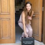 Larissa Gacemer Instagram - #işbirliği - Benim gibi yoğun kahve tutkunları bu videoda toplanıyor🤩. Daha yoğun bir kahve deneyimine hazırsanız sizi zengin ve yoğun tadıyla Nescafe Black Roast ile tanıştırıyorum, beni kendime nasıl getirdi gördünüz😎 Kim bir anda bu kadar havalı bir değişim yaşamak istemez ki✨ Peki sen #BuYogunlugaVarMisin ? 🖤 @nescafetr