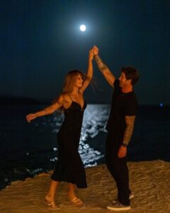 Larissa Gacemer Instagram - Nasıl güzel bir gece seninle ❤️ @gacemerburak #fullmoon #love