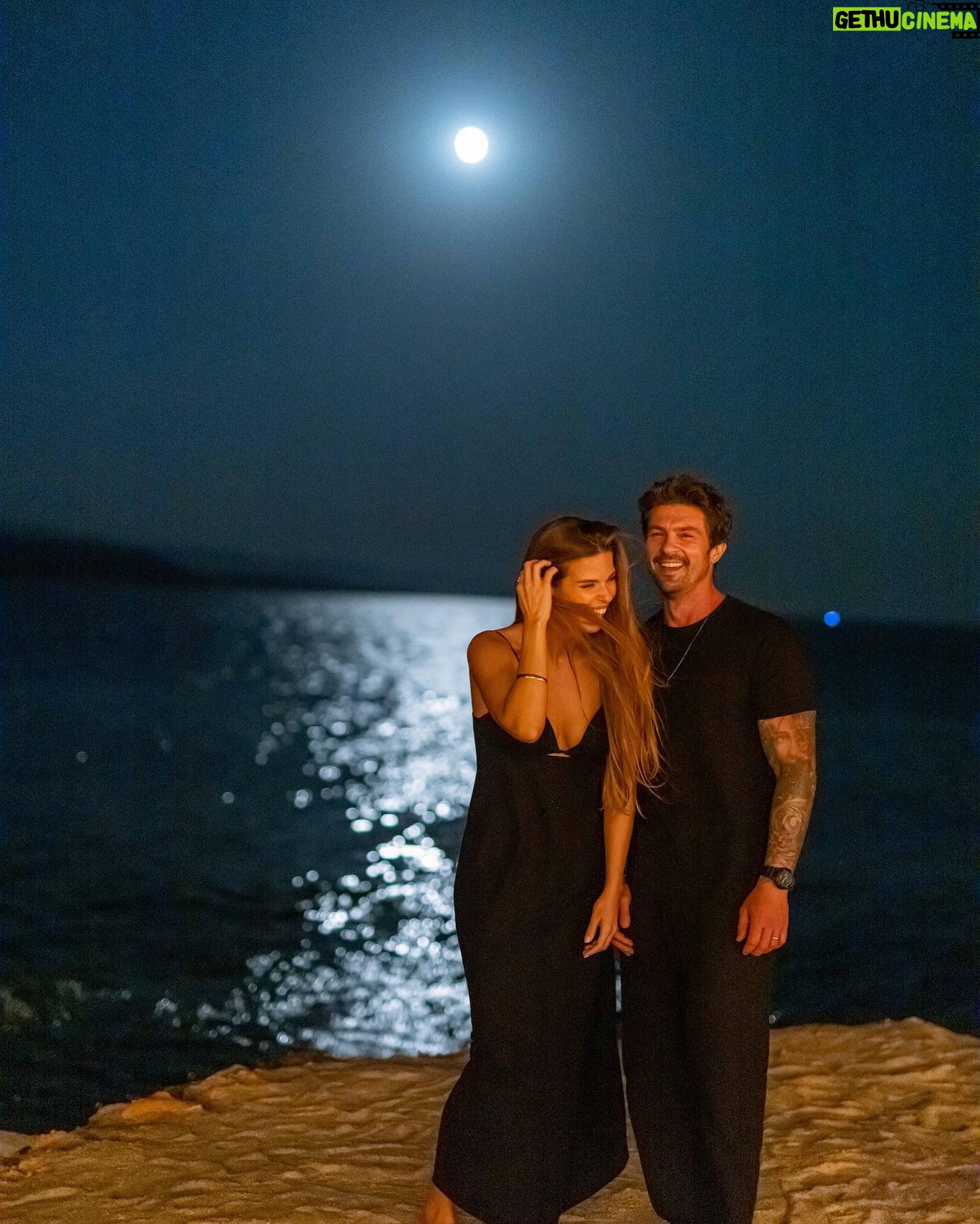 Larissa Gacemer Instagram - Nasıl güzel bir gece seninle ❤️ @gacemerburak #fullmoon #love