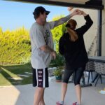 Larissa Gacemer Instagram - Aslında yeri yakımamız gerekiyordu… @gacemerburak hortum getirecekti 😂