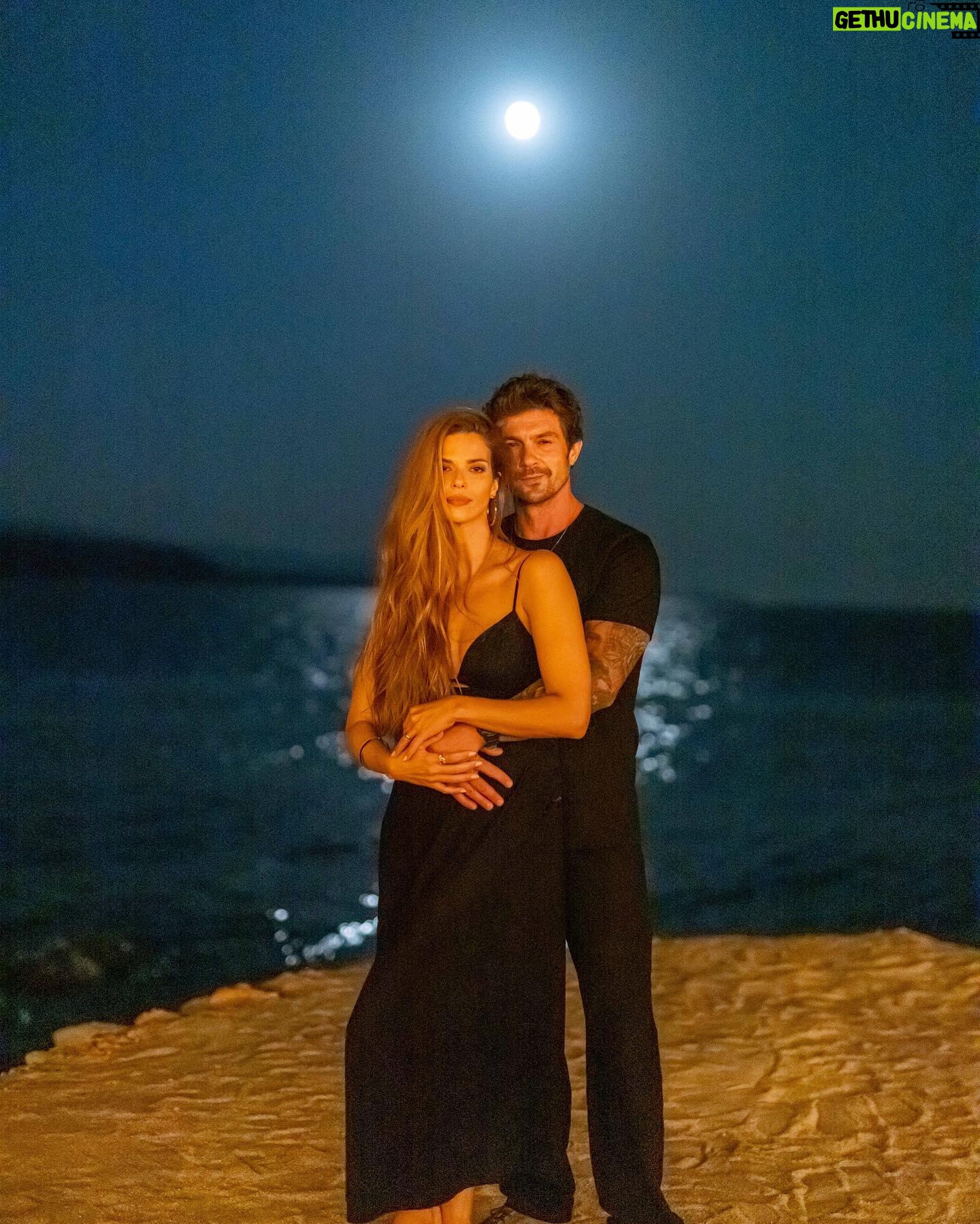 Larissa Gacemer Instagram - Nasıl güzel bir gece seninle ❤️ @gacemerburak #fullmoon #love
