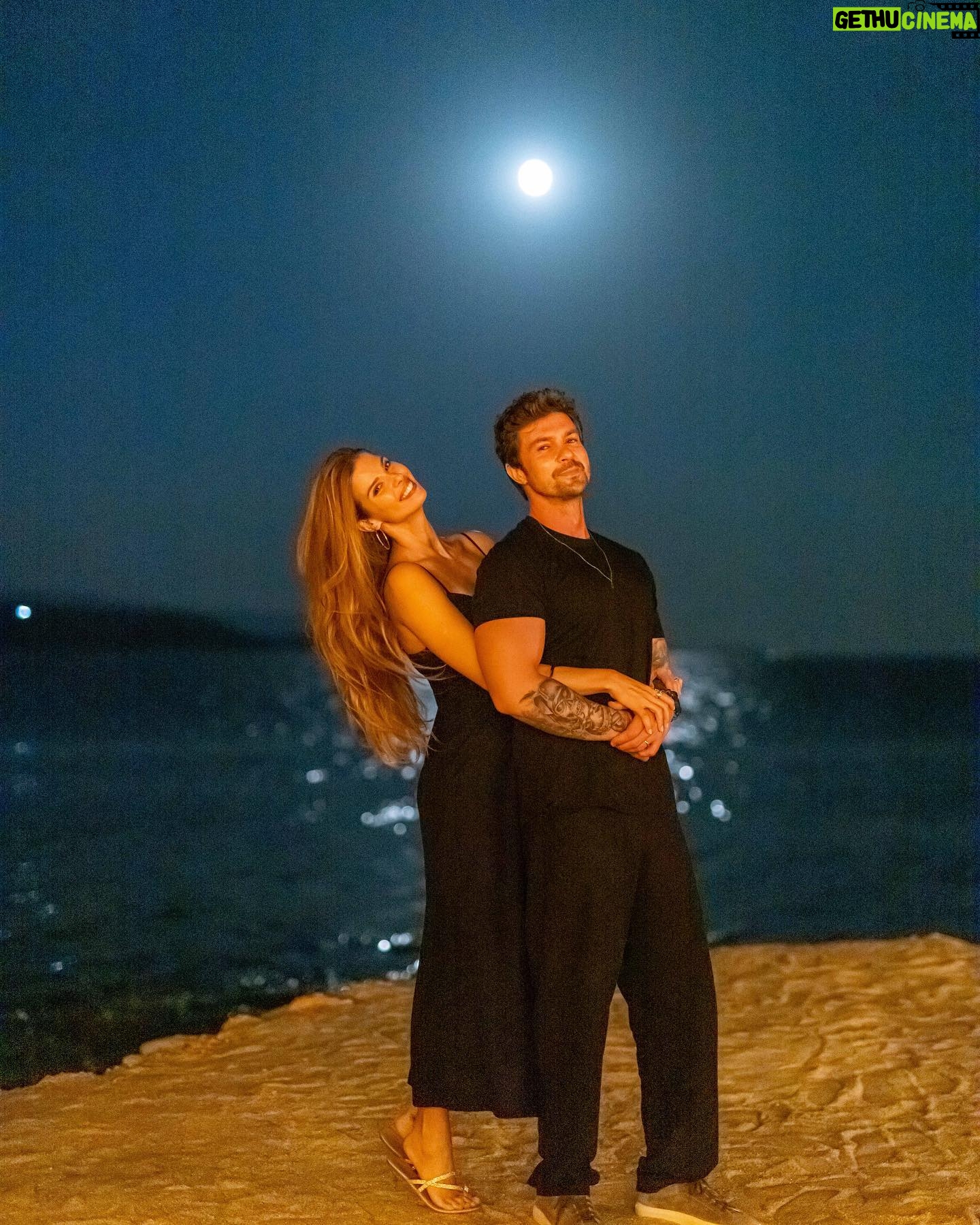 Larissa Gacemer Instagram - Nasıl güzel bir gece seninle ❤️ @gacemerburak #fullmoon #love