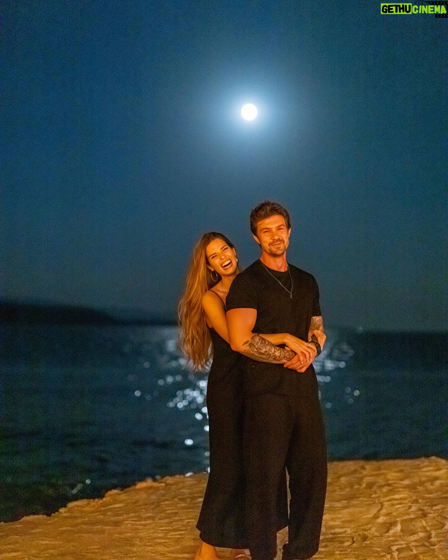 Larissa Gacemer Instagram - Nasıl güzel bir gece seninle ❤️ @gacemerburak #fullmoon #love
