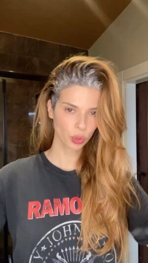 Larissa Gacemer Instagram - Kızlar, boya numara = Koleston 8.1 turuncu azaltıcı İgora 0-11 ♥️💐 
.
.
#reklam