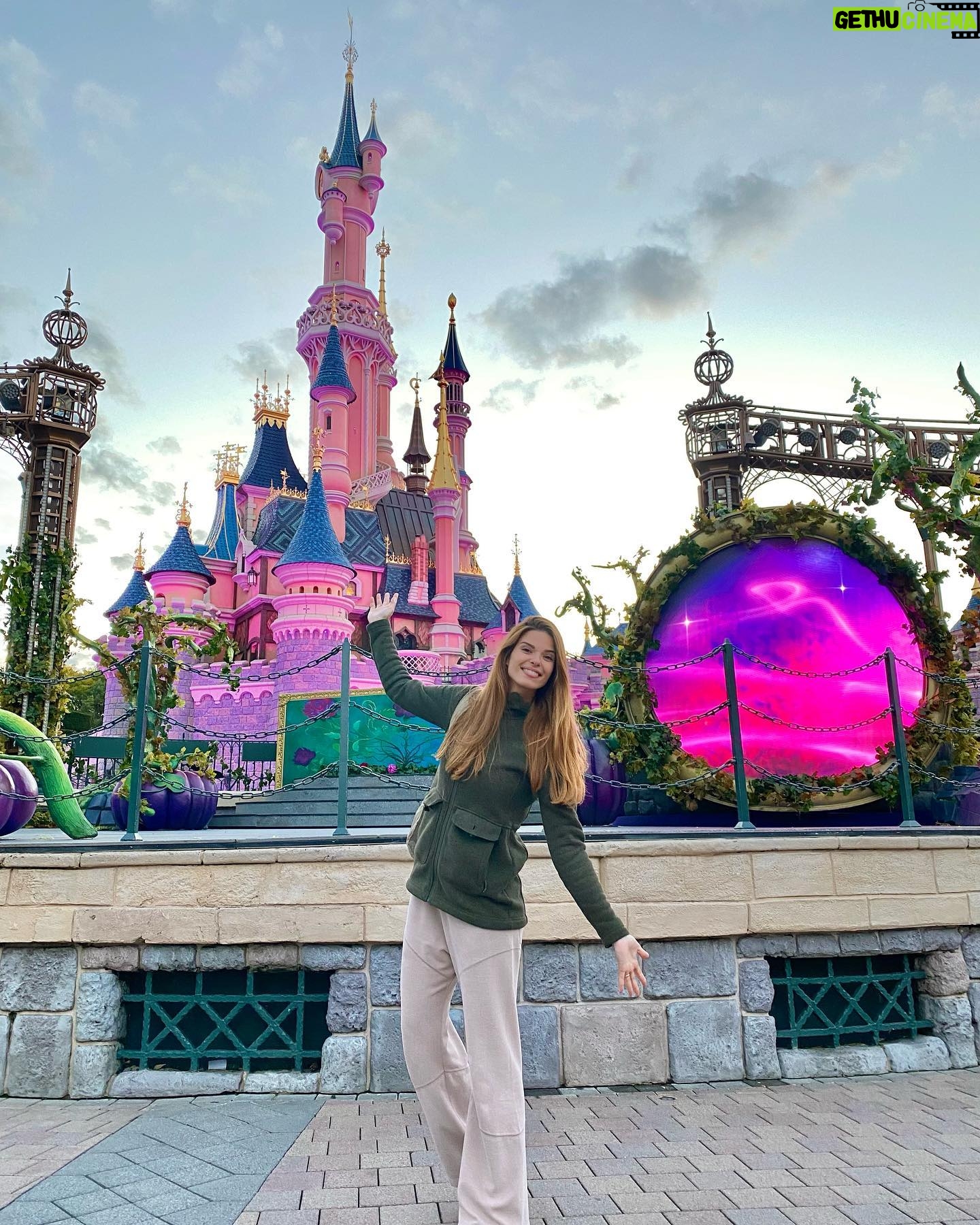 Larissa Gacemer Instagram - Çok mutlu bir Laris abla 💓🏰😍#disneylandparis 💫