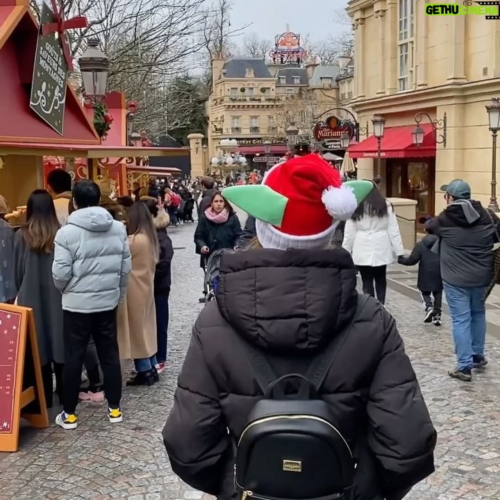 Larissa Gacemer Instagram - Burası beni çok mutlu ediyor 🥰🎄🫶🏻🎅🏻