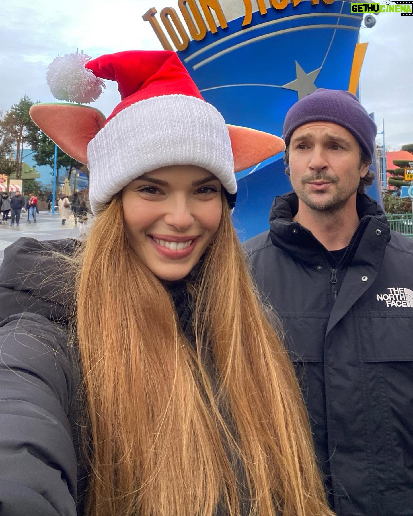 Larissa Gacemer Instagram - Burası beni çok mutlu ediyor 🥰🎄🫶🏻🎅🏻