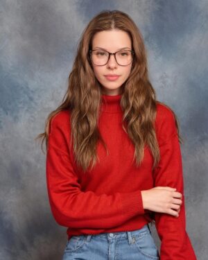 Larissa Gacemer Instagram - Geç kaldım mı? 😅 90’s ben 🙈