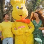 Larissa Gacemer Instagram - Bugün çok mutluyum!🥰 Çünkü HARIBO Altın Ayıcık bana ve Burak’a çok tatlı bir sürpriz yaptı! Merak etmeyin, Altın Ayıcık’ın size de bir sürprizi var! 🎉 @hariboturkiye Instagram sayfasında efsane bir sürpriz sizi bekliyor. Efsane Tatlar paketleri ve anahtarlıklarıyla dolu olan Altın Ayıcık Efsane Tatlar Çantasını kazanmak isteyenler sayfaya gitmeyi sakın unutmasın! 😍 Bu arada benim en sevdiğim Altın Ayıcık ananaslı🍍, Burak’ın ise portakallı🍊. Peki, senin Altın Ayıcık’ın hangisi? 😊 #HARIBO #AltınAyıcık #EfsaneTatlarKendiPaketinde #işbirliği