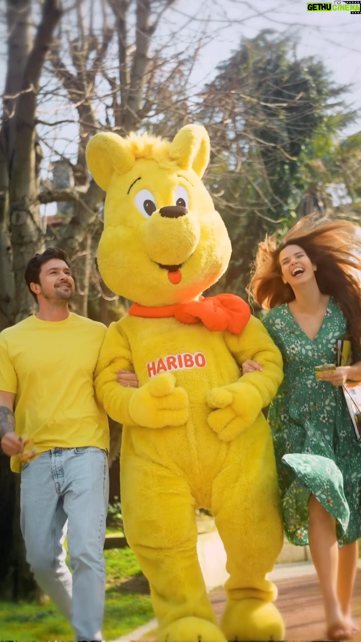 Larissa Gacemer Instagram - Bugün çok mutluyum!🥰 Çünkü HARIBO Altın Ayıcık bana ve Burak’a çok tatlı bir sürpriz yaptı! Merak etmeyin, Altın Ayıcık’ın size de bir sürprizi var! 🎉 @hariboturkiye Instagram sayfasında efsane bir sürpriz sizi bekliyor. Efsane Tatlar paketleri ve anahtarlıklarıyla dolu olan Altın Ayıcık Efsane Tatlar Çantasını kazanmak isteyenler sayfaya gitmeyi sakın unutmasın! 😍 Bu arada benim en sevdiğim Altın Ayıcık ananaslı🍍, Burak’ın ise portakallı🍊. Peki, senin Altın Ayıcık’ın hangisi? 😊 #HARIBO #AltınAyıcık #EfsaneTatlarKendiPaketinde #işbirliği