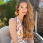 Larissa Gacemer Instagram - Kızlar bahar esintilerini taşıyan elbisemi nasıl buldunuz? 🙈 🐚🌾🥰Size güzel bir haberim var @hepsiburada’da Fenomen indirimler başladı ve bahar modası için çok güzel elbise ve takılardan oluşan linki hikayemde paylaştım #işbirliği