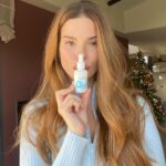 Larissa Gacemer Instagram - 2022’nin sonlarına gelmişken bu sene kullanmaktan en memnun kaldığım Simple %3 Hyalüronik Asit ve B5 içeren Nemlendirici Booster Serum’u tekrar paylaşmak istedim.💙 İçeriğindeki Hyalüronik Asit sayesinde cildi derinlemesine nemlendiriyor ve yapışkan bir his bırakmıyor.☺️Tam 72 saate kadar nemlendirme sağlıyor ve yıkamayla da geçmiyor. Vegan ve tertemiz içerikli herkesin kullanabileceği bir serum. Göz atmayı unutmayınnn!🙏🏻 @simpleturkiye #anındaetkiliserum #işbirliği