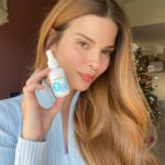 Larissa Gacemer Instagram - 2022’nin sonlarına gelmişken bu sene kullanmaktan en memnun kaldığım Simple %3 Hyalüronik Asit ve B5 içeren Nemlendirici Booster Serum’u tekrar paylaşmak istedim.💙 İçeriğindeki Hyalüronik Asit sayesinde cildi derinlemesine nemlendiriyor ve yapışkan bir his bırakmıyor.☺️Tam 72 saate kadar nemlendirme sağlıyor ve yıkamayla da geçmiyor. Vegan ve tertemiz içerikli herkesin kullanabileceği bir serum. Göz atmayı unutmayınnn!🙏🏻 @simpleturkiye #anındaetkiliserum #işbirliği