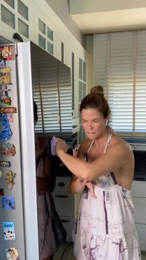 Larissa Gacemer Instagram - Kulaklarınızdan özür diliyorum 😅 temizlik yaparken kulaklık yasak artık