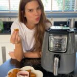 Larissa Gacemer Instagram - Size güzel bir haberim var! Amazon Gülümseten Kasım Fırsatları başladı ve Karaca‘da kaçırılmayacak fırsatlar varken size en sevdiğim ürünü tekrar göstermek istedim. KARACA AIR PRO COOK XL AIRFRYER tam 6 Pişirme Fonksiyonuyla Yüzlerce Tarif yapmanıza yardımcı oluyor. Zeytinyağlı dolma, sarma, kızartmalar ve çıtır tavuk hazırlayabilirsiniz. Siz de amazon.com.tr’den siparişinizi vermeyi unutmayın.   @amazon.tr #işbirliği #karacafırsatlarıamazonda