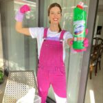 Larissa Gacemer Instagram - Temizlik benim terapim 😂 Temizliğin olmazsa olmazı Domestos yoğun kıvamlı formülü sayesinde sizin ve sevdikleriniz için son damlasına kadar virüs ve bakterilere karşı savaşır, kusursuz bir temizlik sağlar. 💪🏻💚@domestosturkiye #işbirliği