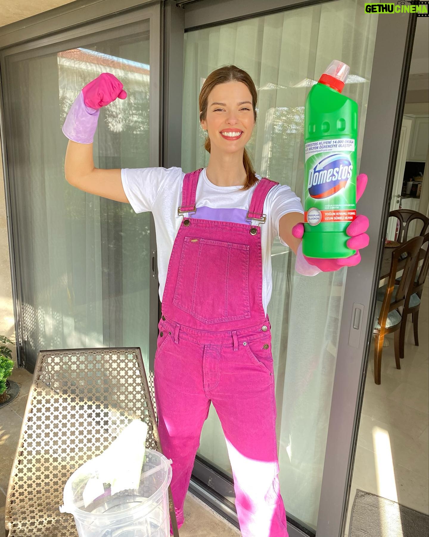 Larissa Gacemer Instagram - Temizlik benim terapim 😂 Temizliğin olmazsa olmazı Domestos yoğun kıvamlı formülü sayesinde sizin ve sevdikleriniz için son damlasına kadar virüs ve bakterilere karşı savaşır, kusursuz bir temizlik sağlar. 💪🏻💚@domestosturkiye #işbirliği