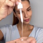 Larissa Gacemer Instagram - Güzel insanlar size benim çok severek uzun zamandır kullandığım bir üründen bahsetmek istiyorum size; Simple %3 Hyalüronik Asit ve B5 içeren Nemlendirici Booster Serum.☺️ İçeriğindeki Hyalüronik Asit sayesinde cildi derinlemesine nemlendiriyor ve yapışkan bir his bırakmıyor, 72 saat nemlendirme sağlıyor. Üstelik bu nemlendirme de yıkamayla geçmiyor. Vegan içerikte olan bu serum gerçekten çok temiz ve çok güzel, hepinize tavsiye ediyorum.🙏🏻💙 @simpleturkiye #anındaetkiliserum #işbirliği