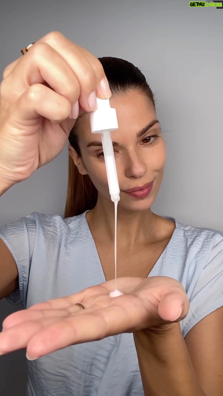 Larissa Gacemer Instagram - Güzel insanlar size benim çok severek uzun zamandır kullandığım bir üründen bahsetmek istiyorum size; Simple %3 Hyalüronik Asit ve B5 içeren Nemlendirici Booster Serum.☺️ İçeriğindeki Hyalüronik Asit sayesinde cildi derinlemesine nemlendiriyor ve yapışkan bir his bırakmıyor, 72 saat nemlendirme sağlıyor. Üstelik bu nemlendirme de yıkamayla geçmiyor. Vegan içerikte olan bu serum gerçekten çok temiz ve çok güzel, hepinize tavsiye ediyorum.🙏🏻💙 @simpleturkiye #anındaetkiliserum #işbirliği