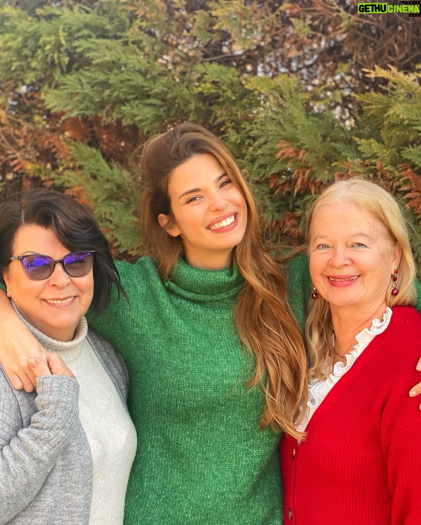 Larissa Gacemer Instagram - Feliz dia das Mães! Anneler Gününüz Kutlu Olsun! Happy Mother’s Day! 🎉❤️ son foto çocuklarım 😂💚