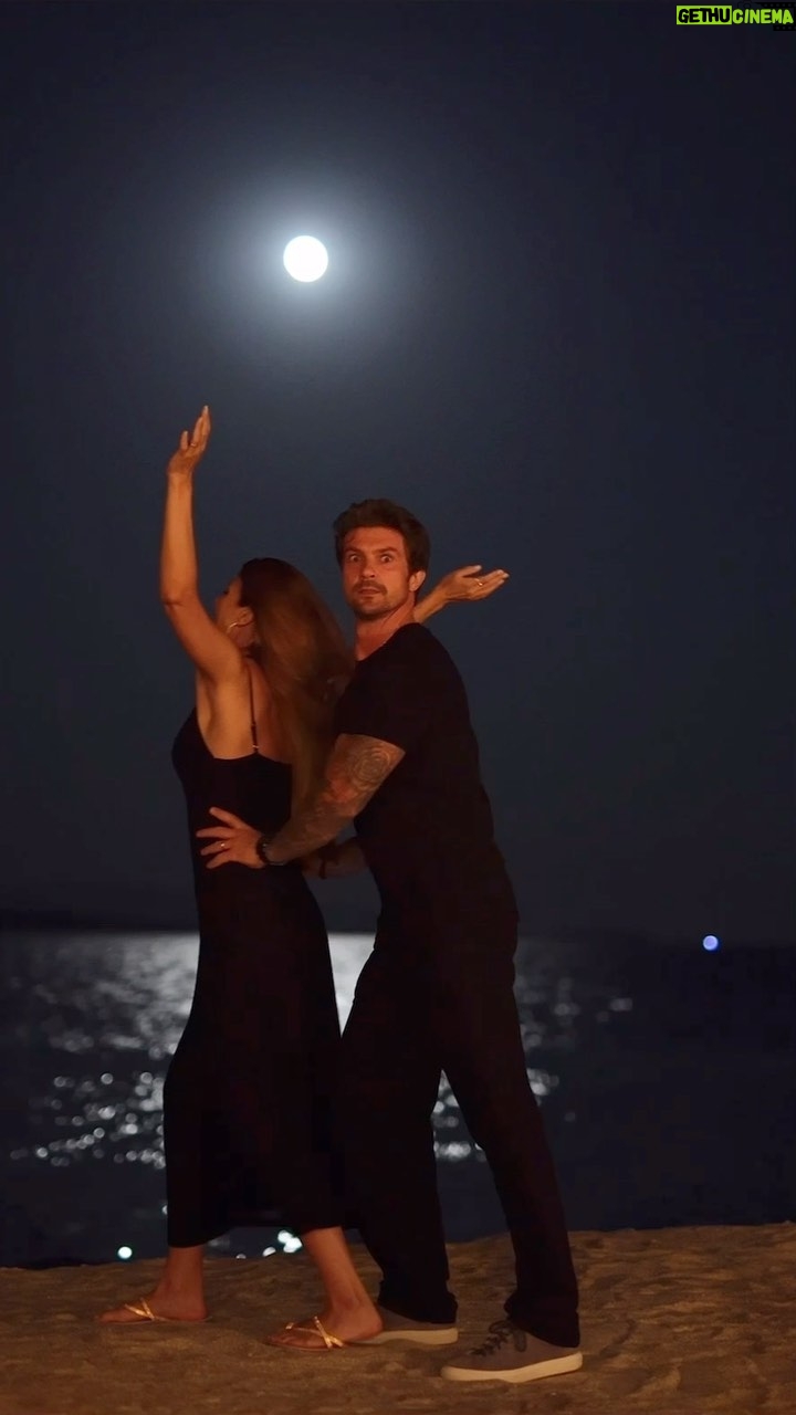 Larissa Gacemer Instagram - @gacemerburak sadece bir fotoğraf daha çekelim dedim.. 🙄😂😂 #fullmoon #supermoon #love
