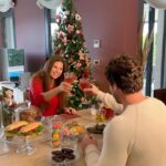Larissa Gacemer Instagram - Yılın en sevdiğim zamanı geldi! ✨🎄❄️ Bugün, @gacemerburak bana küçük bir sürpriz yaptı ve @pasabahce ürünleriyle harika bir yeni yıl sofrası hazırladı. 🙈☺️ Siz de özel anlarınıza Paşabahçe dokunuşuyla ilham katmayı unutmayın! 😍 #Paşabahçe #LiveBeautiful #CamdaGüzel #işbirliği