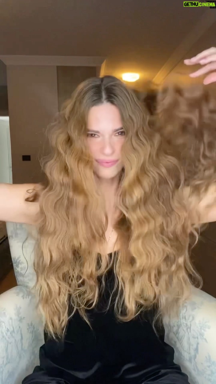 Larissa Gacemer Instagram - Hangi saç modeli sizce daha çok yakıştı söyleyin bakalım 😂 Saç şekillendirmek için kullandığım tüm malzemeleri Hepsiburada’dan aldım ve siz de hepsini hikayemde bulabilirsiniz 🥰 @hepsiburada #işbirliği
