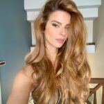 Larissa Gacemer Instagram – Video çekerken saçlarımla oynadım ya… kaşlarımı parmaklarımla silmişim sonra gördüm 😂😂😂😩