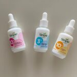 Larissa Gacemer Instagram - İlk çıktığı günden beri severek kullandığım Simple Shots Booster Üçlü Serum Serisi’ni artık sizler de çok iyi tanıyorsunuz.☺️ Hassas ciltler için de uygun olan anında etkili Simple Shots Booster Serum’lar; cilde çok hızlı ve derin nüfuz etmesi için süt yapısında emülsiyon gücüne sahip. Su ve yağ bazlı olup, yağda çözünen aktif maddeler içermesi nedeniyle ciltte yapışkanlık hissi bırakmıyor. 🥰Hayvanlar üzerinde test yapmayan Simple’ın #anındaetkiliserum serisinin tüm ürünleri gibi Shots Booster Serumlar da vegan! 💚 @simpleturkiye #işbirliği