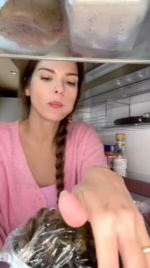 Larissa Gacemer Instagram - Sarmayı soğuk seviyorum diye buzdolabına bırakmaya çalışmak…
