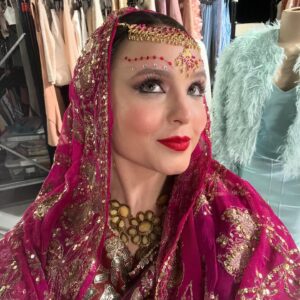 Larissa Manoela Instagram - Há 2 anos atrás eu já tava na trend 💁🏻‍♀️🇮🇳❤️ #asokamakeup