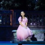Larissa Manoela Instagram – Hoje tem mais @novicarebeldebr na nossa Áustria brasileira @teatroriachuelorio 🏔️❤️
Te espero na sessão das 19h 🎭
