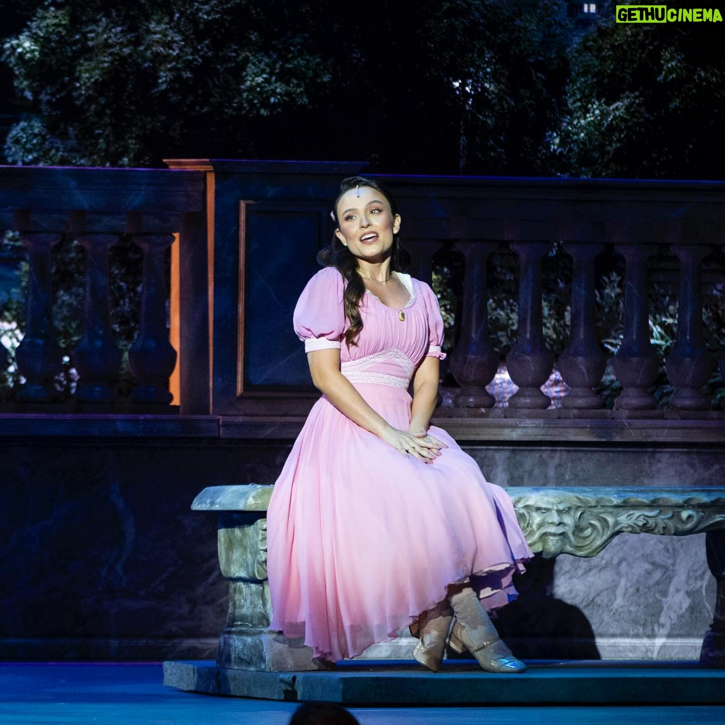 Larissa Manoela Instagram - Hoje tem mais @novicarebeldebr na nossa Áustria brasileira @teatroriachuelorio 🏔️❤️ Te espero na sessão das 19h 🎭