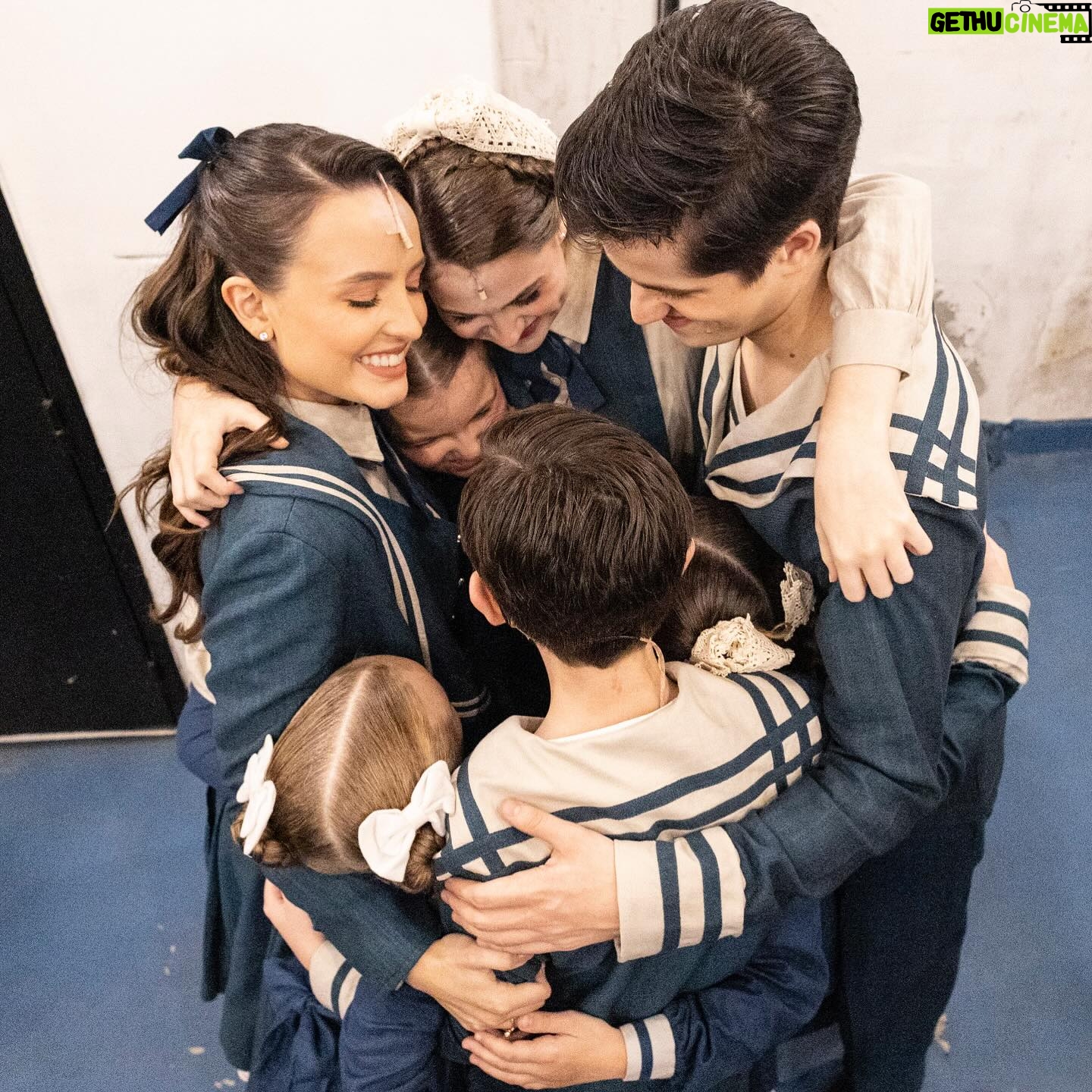 Larissa Manoela Instagram - Hoje tem mais @novicarebeldebr na nossa Áustria brasileira @teatroriachuelorio 🏔️❤️ Te espero na sessão das 19h 🎭