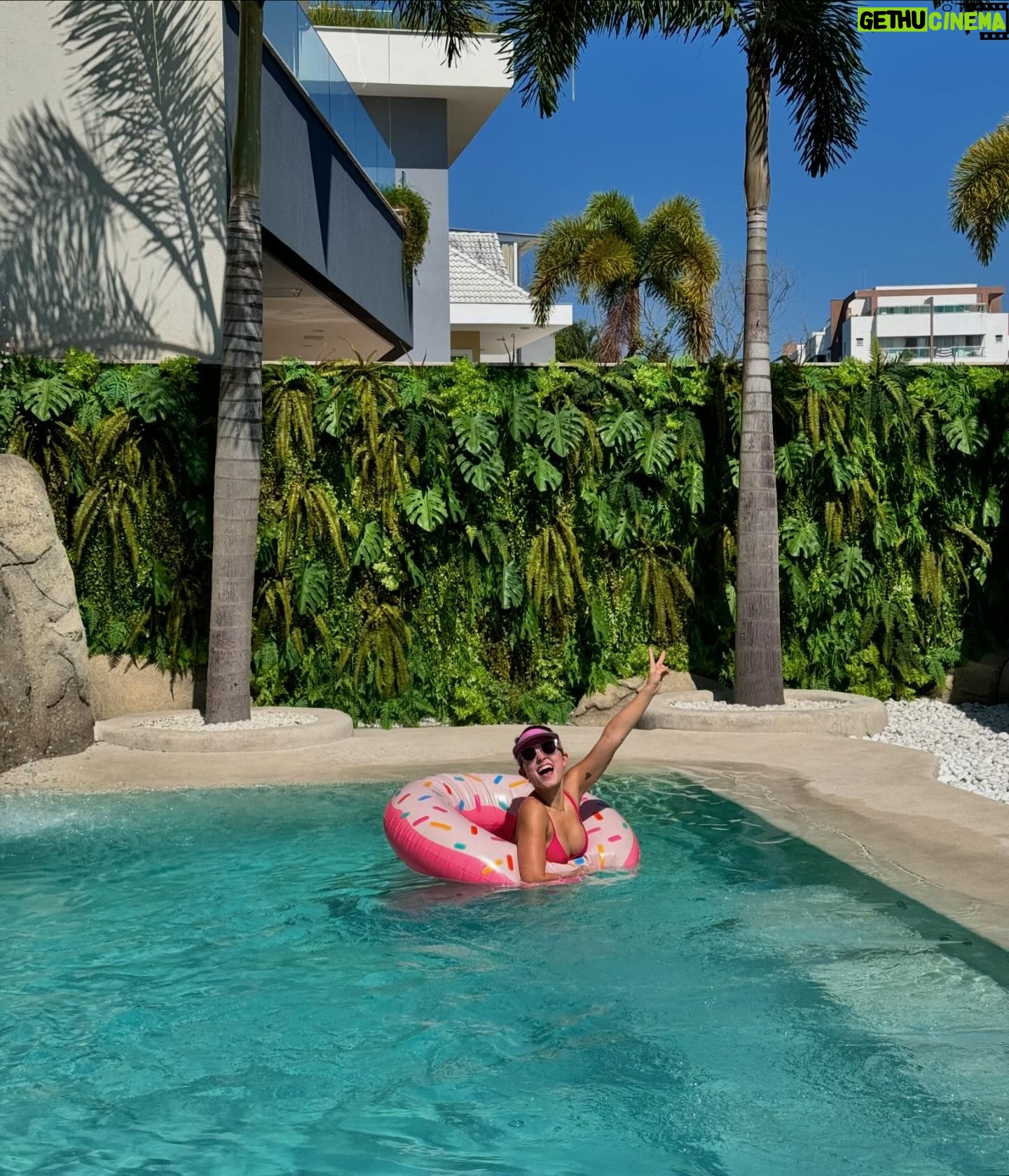 Larissa Manoela Instagram - Domingo de sol antes do trabalho 🩵☀️🩷